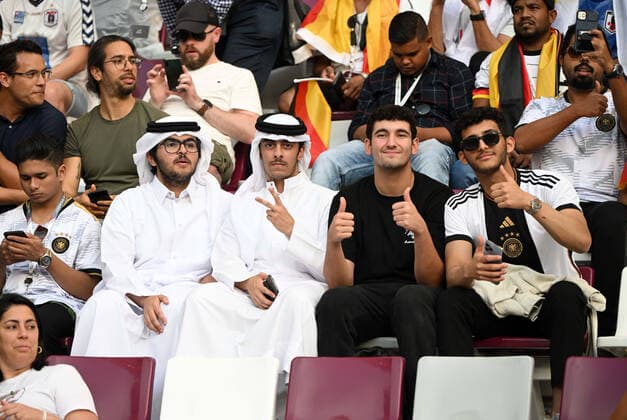 Fussball, Herren, Saison 2022 23, WM in Katar, Gruppe E (1. Spieltag), Deutschland - Japan im Khalifa International Stadium in Ar-Rayyan, Fans auf der Tribüne, 23.11. 2022, *** Football, Men, 2022 23 season, World Cup in Qatar, Group E 1 matchday , Germany Japan at Khalifa International Stadium in Ar Rayyan, fans in the stands, 23 11 2022, Copyright: xMatthiasxKochx