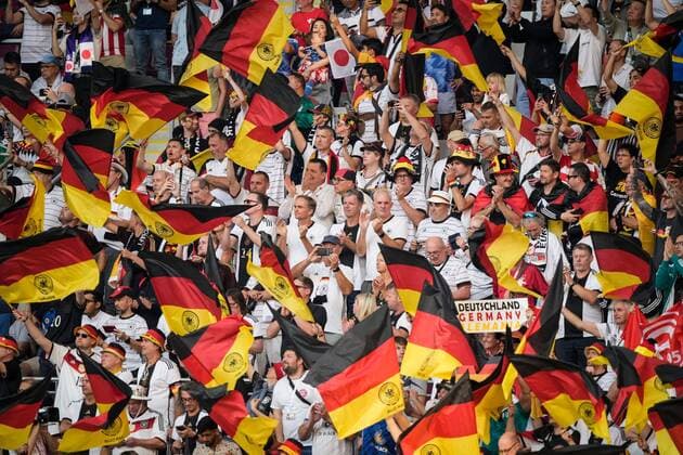 Sport Bilder des Tages Mandatory Credit: Photo by Dave Shopland Shutterstock (13626476e) German fans Germany v Japan, FIFA World Cup, WM, Weltmeisterschaft, Fussball 2022, Group E, Football, Khalifa International Stadium, Ar-Rayyan, Qatar - 23 Nov 2022 Editorial Use Only Germany v Japan, FIFA World Cup 2022, Group E, Football, Khalifa International Stadium, Ar-Rayyan, Qatar - 23 Nov 2022 Editorial Use Only  Copyright: xDavexShopland Shutterstockx 13626476e