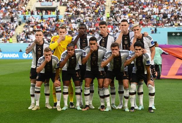 Sport Bilder des Tages Fussball, Herren, Saison 2022 23, WM in Katar, Gruppe E (1. Spieltag), Deutschland - Japan im Khalifa International Stadium in Ar-Rayyan, hintere Reihe v. l. David Raum (Deutschland), Torhüter Manuel Neuer (Deutschland), Antonio Rüdiger (Deutschland), Kai Havertz (Deutschland), Niklas Süle (Deutschland), Nico Schlotterbeck (Deutschland), vordere Reihe v.l. Joshua Kimmich (Deutschland), Serge Gnabry (Deutschland), Jamal Musiala (Deutschland), Thomas Müller (Deutschland), Ilkay Gündogan (Deutschland), 23.11. 2022, *** Football, men, 2022 23 season, World Cup in Qatar, Group E 1 matchday , Germany Japan at Khalifa International Stadium in Ar Rayyan, back row v l David Raum Germany , goalkeeper Manuel Neuer Germany , Antonio Rüdiger Germany , Kai Havertz Germany , Niklas Süle Germany , Nico Schlotterbeck Germany , front row v l Joshua Kimmich Germany , Serge Gnabry Germany , Jamal Musiala Germany , Thomas Müller Germany , Ilkay Gündogan Germany , 23 11 2022, Copyright: xMatthiasxKochx