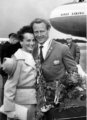 ** SVD OUT ** 19600905. Gert Fredriksson möts pa Bromma av sin hustru Inga efter sitt guld och brons vid de olympiska spelen i Rom. STOCKHOLM SWEDEN KANOT x45x *** SVD OUT 19600905 Gert Fredriksson is met in Bromma by his wife Inga after his gold and bronze medals at the Olympic Games in Rome STOCKHOLM SWEDEN KANOT x45x  Copyright: xLASSExOLSSONx xTTx GERT FREDRIKSSON