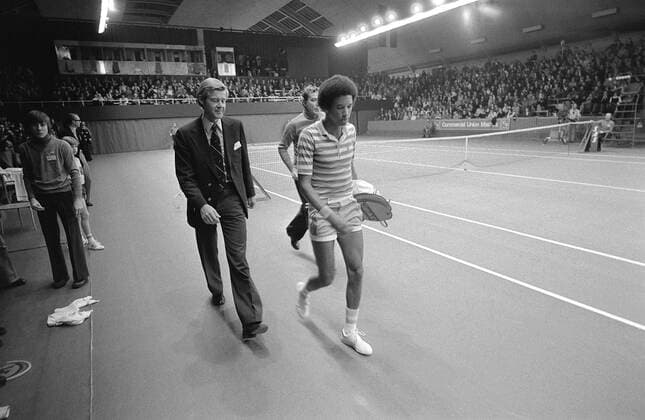 STOCKHOLM 1975 11 30 Arthur Ashe, USA, leaves the court in anger in protest at the behaviour of his Romanian opponent Ilie Nastase Chief referee Horst Klosterkemper tries in vain to persuade Ashe to continue the match during the Masters tennis tournament at the Royal Tennis Hall Bada players are disqualified but the following day the verdict is changed and Ashe is declared the winner Stockholm Sweden TENNIS x7x  Copyright: xÖrjanxBjörkdahl DN TTx ASHE MASTERS 1975