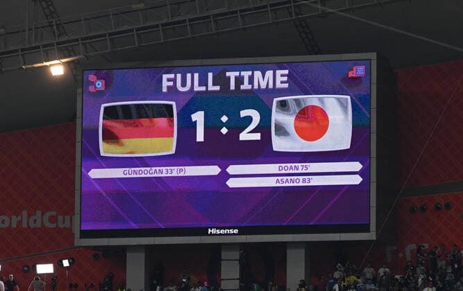 Sport Bilder des Tages Fussball, Herren, Saison 2022 23, WM in Katar, Gruppe E (1. Spieltag), Deutschland - Japan im Khalifa International Stadium in Ar-Rayyan, Anzeigetafel mit 1:2-Endstand, 23.11. 2022, *** Football, Men, 2022 23 season, World Cup in Qatar, Group E 1 matchday , Germany Japan at Khalifa International Stadium in Ar Rayyan, scoreboard with 1 2 final score, 23 11 2022, Copyright: xMatthiasxKochx