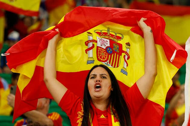 A fan of Spain cheers for the team prior the FIFA World Cup, WM, Weltmeisterschaft, Fussball soccer match of the group phase between Spain and Costa Rica at Al Zumama stadium in Doha, Qatar, 23 November 2022. Qatar 2022: Spain vs. Costa Rica !ACHTUNG: NUR REDAKTIONELLE NUTZUNG!  Copyright: xJUANJOxMARTINx GR3029 20221123-4f5284861c201510008dc9454ec89d2df8bd165d