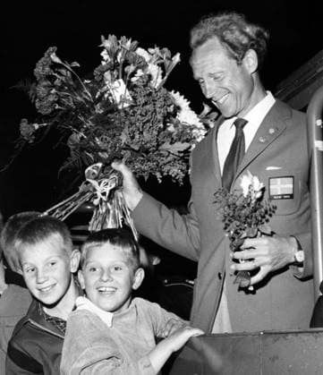 19600905. Gert Fredriksson hyllas vid hemkomsten till Sverige efter sitt guld och brons vid de olympiska spelen i Rom. STOCKHOLM SVERIGE KANOT x29x *** 19600905 Gert Fredriksson is celebrated on his return to Sweden after his gold and bronze medals at the Olympic Games in Rome STOCKHOLM SWEDEN CANOT x29x  Copyright: xRolandxJansson DN TTx GERT FREDRIKSSON