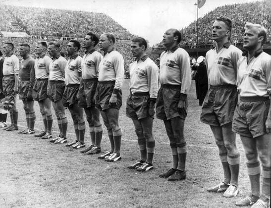ARCHIVE 1958 Swedish national football team silver medallists at the 1958 World Cup From right Lennart Nacka Skoglund, Agne Simonsson, Gunnar Gren, Kurt Hamrin, Sigvard Parling, Bengt Julle Gustavsson, Reino Börjesson, Sven Axbom, Orvar Bergmark, Kalle Svensson and Nils Liedholm STOCKHOLM SVERIGE FOTBOLL x51x  Copyright: xOLLExSEIJBOLDx FOTBOLLS-VM 1958