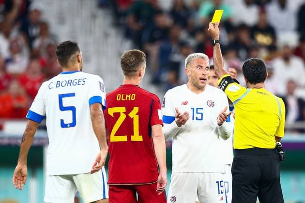 Sport Bilder des Tages Mandatory Credit: Photo by Michael Zemanek Shutterstock (13626470at) Referee Mohammed Abdulla of United Arab Emirates gives Francisco Calvo of Costa Rica a yellow card. Spain v Costa Rica, FIFA World Cup, WM, Weltmeisterschaft, Fussball 2022, Group E, Football, Al Thumama Stadium, Doha, Qatar - 23 Nov 2022 Editorial Use Only Spain v Costa Rica, FIFA World Cup 2022, Group E, Football, Al Thumama Stadium, Doha, Qatar - 23 Nov 2022 Editorial Use Only  Copyright: xMichaelxZemanek Shutterstockx 13626470at
