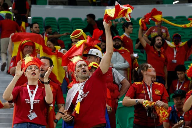 Fans of Spain attend the FIFA World Cup, WM, Weltmeisterschaft, Fussball soccer match of the group phase between Spain and Costa Rica at Al Zumama stadium in Doha, Qatar, 23 November 2022. Spain vs. Costa Rica !ACHTUNG: NUR REDAKTIONELLE NUTZUNG!  Copyright: xJJxGuillénx GR3044 20221123-178324cd760bd852058cb8ccb8384ee45fd37594