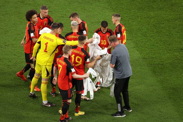 Belgien gegen Kanada FIFA Fussball-Weltmeisterschaft 23. November 2022, Doha, Katar FIFA Fussball-Weltmeisterschaft Gruppe F Belgien gegen Kanada Die belgischen Spieler geben ihre Trikots bei einem Mitarbeiter ab Foto Charlotte Wilson Abseits Doha Katar  Copyright: xCharlottexWilsonx xOffsidexOffside