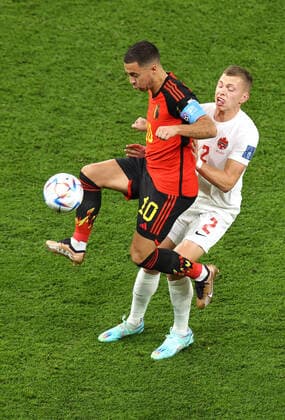 Belgien - Kanada FIFA Fussball-Weltmeisterschaft 23. November 2022, Doha, Katar FIFA Fussball-Weltmeisterschaft Gruppe F Belgien - Kanada Eden Hazard (Belgien) kontrolliert den Ball, während Alistair Johnston (Kanada) ihn herausfordert Foto Charlotte Wilson Abseits Doha Katar  Copyright: xCharlottexWilsonx xOffsidexOffside