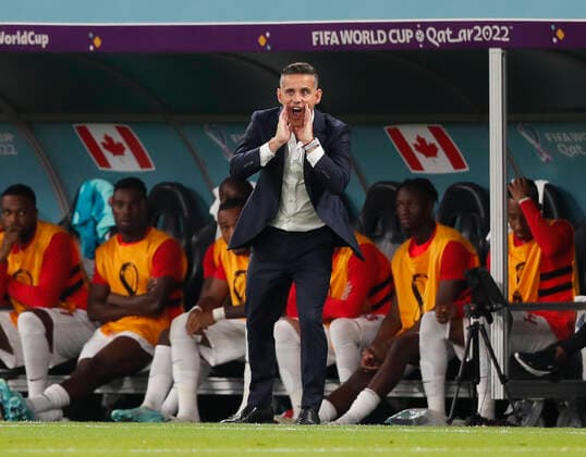 Belgium v Canada 2022 FIFA World Cup, WM, Weltmeisterschaft, Fussball Canada Manager John Herdman instructs his team during the 2022 FIFA World Cup Group F match at Ahmad Bin Ali Stadium, Al-Rayyan Content Not Available For UK Newspapers Copyright: xPaulxChestertonx FIL-17640-0041 UK Newspapers OUT