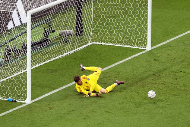 Belgien gegen Kanada FIFA Fussball-Weltmeisterschaft 23. November 2022, Doha, Katar FIFA Fussball-Weltmeisterschaft Gruppe F Belgien gegen Kanada Belgiens Torhüter Thibaut Courtois pariert einen Elfmeter von Alphonso Davies aus Kanada Foto Charlotte Wilson Abseits Doha Katar  Copyright: xCharlottexWilsonx xOffsidexOffside