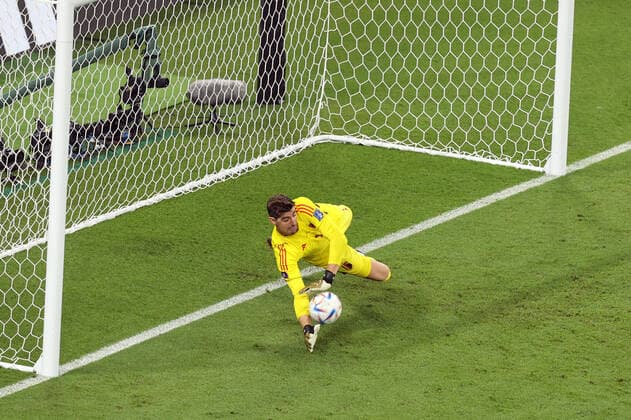 Sport Bilder des Tages Belgium v Canada : FIFA World Cup, WM, Weltmeisterschaft, Fussball 23 November 2022, Doha, Qatar - FIFA World Cup - Group F - Belgium v Canada - Belgium goalkeeper Thibaut Courtois saves a penalty from Alphonso Davies of Canada - Photo: Charlotte Wilson Offside. Doha Qatar *** Belgien gegen Kanada FIFA Fussball-Weltmeisterschaft 23. November 2022, Doha, Katar FIFA Fussball-Weltmeisterschaft Gruppe F Belgien gegen Kanada Belgiens Torhüter Thibaut Courtois pariert einen Elfmeter von Alphonso Davies aus Kanada Foto Charlotte Wilson Abseits Doha Katar  Copyright: xCharlottexWilsonx xOffsidexOffside