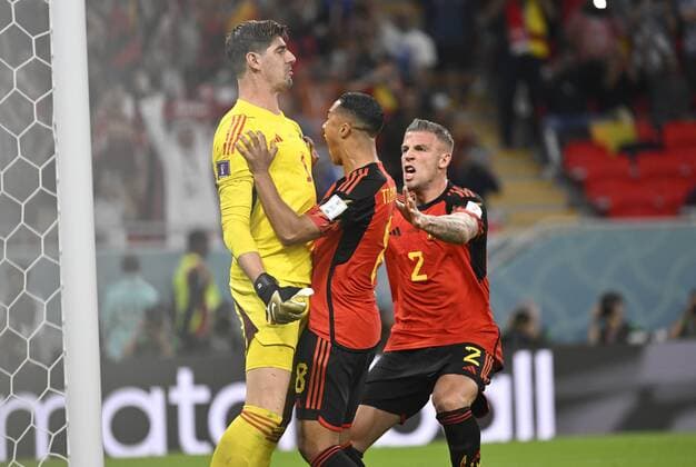 DOHA, QATAR - NOVEMBER 23 : Courtois Thibaut goalkeeper of Belgium, Tielemans Youri midfielder of Belgium & Alderweireld Toby defender of Belgium during the FIFA World Cup, WM, Weltmeisterschaft, Fussball Qatar 2022 Groupe F match between Belgium and Canada at the Ahmad Bin Ali Stadium on November 23, 2022 in Doha, Qatar, 23 11 2022 ( Belgium v Canada - FIFA World Cup Qatar 2022 PhotoNews Panoramic 