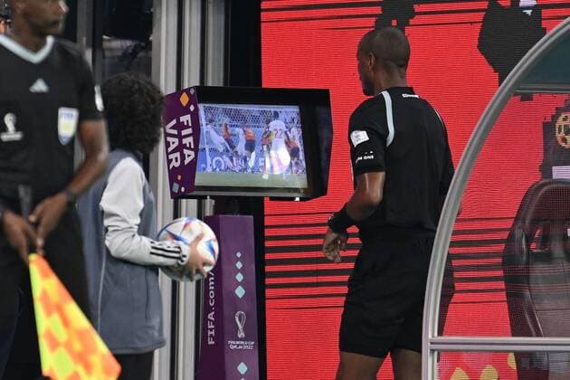 DOHA, QATAR - NOVEMBER 23 : Referee SIKAZWE Janny consults the VAR during the FIFA World Cup, WM, Weltmeisterschaft, Fussball Qatar 2022 Groupe F match between Belgium and Canada at the Ahmad Bin Ali Stadium on November 23, 2022 in Doha, Qatar, 23 11 2022 ( Belgium v Canada - FIFA World Cup Qatar 2022 PhotoNews Panoramic 
