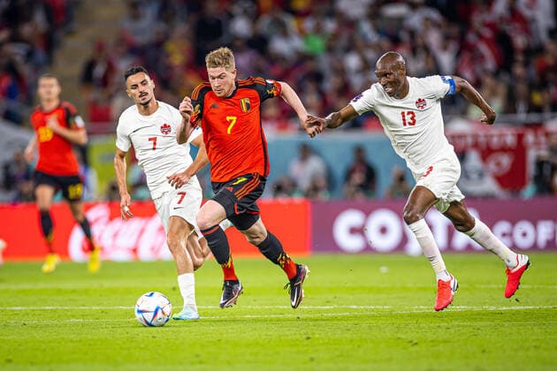 23.11.2022 DOHA, KATAR, AHMAD BIN ALI STADIUM, PILKA NOZNA MISTRZOSTWA SWIATA W PILCE NOZNEJ KATAR 2022 ( FIFA World Cup, WM, Weltmeisterschaft, Fussball QATAR 2022 ) MECZ BELGIA - KANADA GAME BELGIUM - CANADA NZ KEVIN DE BRUYNE ATIBA HUTCHINSON STEPHEN EUSTAQUIO FOTO LUKASZ SKWIOT CYFRASPORT NEWSPIX.PL --- Newspix.pl  20221123CSLS105