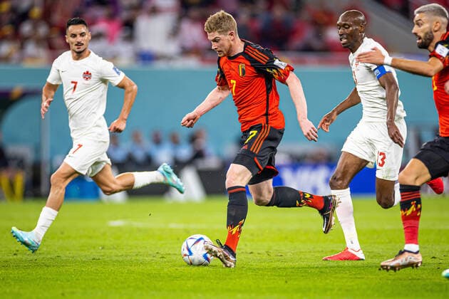 23.11.2022 DOHA, KATAR, AHMAD BIN ALI STADIUM, PILKA NOZNA MISTRZOSTWA SWIATA W PILCE NOZNEJ KATAR 2022 ( FIFA World Cup, WM, Weltmeisterschaft, Fussball QATAR 2022 ) MECZ BELGIA - KANADA GAME BELGIUM - CANADA NZ KEVIN DE BRUYNE ATIBA HUTCHINSON STEPHEN EUSTAQUIO FOTO LUKASZ SKWIOT CYFRASPORT NEWSPIX.PL --- Newspix.pl  20221123CSLS108