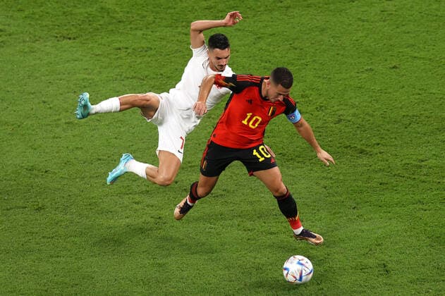 Belgien gegen Kanada FIFA Fussball-Weltmeisterschaft 23. November 2022, Doha, Katar FIFA Fussball-Weltmeisterschaft Gruppe F Belgien gegen Kanada Eden Hazard (Belgien) schützt den Ball vor Stephen Eustaquio (Kanada) Foto Charlotte Wilson Abseits Doha Katar  Copyright: xCharlottexWilsonx xOffsidexOffside