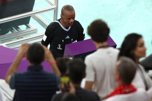 Belgien gegen Kanada FIFA Fussball-Weltmeisterschaft 23. November 2022, Doha, Katar FIFA Fussball-Weltmeisterschaft Gruppe F Belgien gegen Kanada Schiedsrichter Janny Sikazwe überprüft den VAR-Monitor, bevor er Kanada einen Elfmeter zuspricht Foto Charlotte Wilson Abseits Doha Katar  Copyright: xCharlottexWilsonx xOffsidexOffside