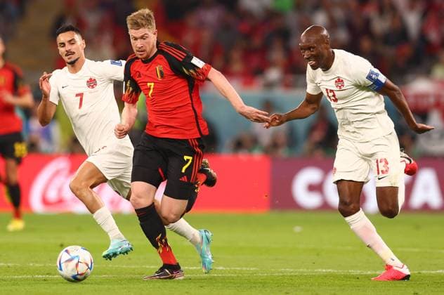 Al Rayyan, Qatar, 23rd November 2022. Kevin De Bruyne of Belgium surges between Stephen Eustaquio and Atiba Hutchinson of Canada during the FIFA World Cup, WM, Weltmeisterschaft, Fussball 2022 match at Ahmad bin Ali Stadium, Al Rayyan. Picture credit should read: David Klein Sportimage EDITORIAL USE ONLY. No use with unauthorised audio, video, data, fixture lists, club league logos or live services. Online in-match use limited to 120 images, no video emulation. No use in betting, games or single club league player publications. SPI-2059-0045