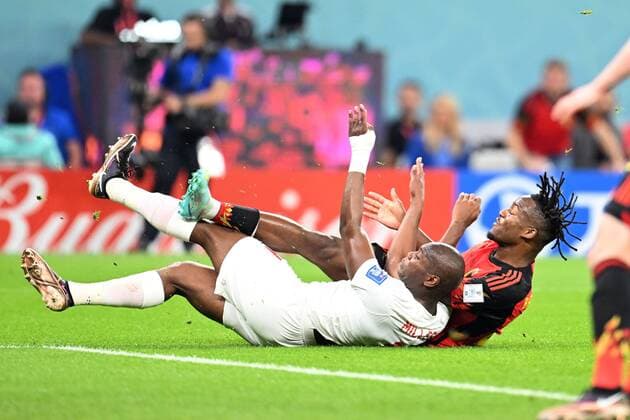 DOHA, QATAR - NOVEMBER 23 : Batshuayi Michy forward of Belgium collaps with Miller Kamal defender of Canada during the FIFA World Cup, WM, Weltmeisterschaft, Fussball Qatar 2022 Groupe F match between Belgium and Canada at the Ahmad Bin Ali Stadium on November 23, 2022 in Doha, Qatar, 23 11 2022 ( Belgium v Canada - FIFA World Cup Qatar 2022 PhotoNews Panoramic 
