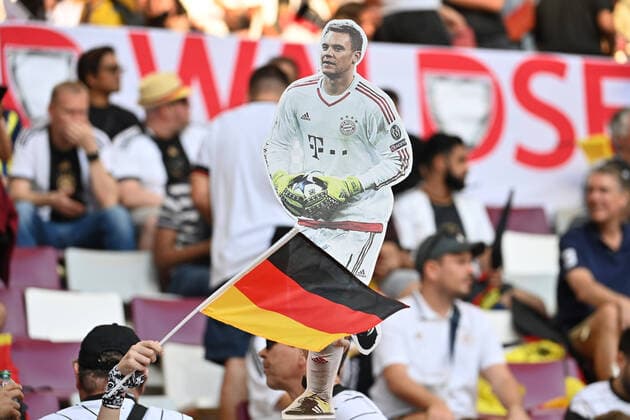 Fan von Torwart Manuel NEUER (GER) haelt haelt einen Pappkameraden in die Hoehen. Deutschland (GER) - Japan (JPN) 1-2 Gruppenphase Gruppe E am 23.11.2022, Khalifa International Stadium. Fussball Weltmeisterschaft 2022 in Katar vom 20.11. - 18.12.2022 *** Fan of goalkeeper Manuel NEUER GER holds a cardboard comrade in the heights Germany GER Japan JPN 1 2 Group Stage Group E on 23 11 2022, Khalifa International Stadium Football World Cup 2022 in Qatar from 20 11 18 12 2022