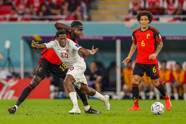 Belgium v Canada 2022 FIFA World Cup, WM, Weltmeisterschaft, Fussball 23 11 2022. Match Nine Amadou Onana (18) of Belgium tussles with Jonathan David (20) of Canada during the 2022 Fifa World Cup match between Belgium and Canada at Ahmad bin Ali Stadium, Al Rayyan, Qatar on 23 November 2022. Editorial use only , Copyright: xNigelxKeenex PSI-16406-0041
