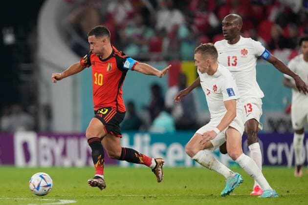 AR-RAYYAN, 23-11-2022 Ahmad Bin Ali Stadium, World Cup 2022 in Qatar game between Belgium and Canada, Belgium player Eden Hazard with Canada player Alistair Johnston and Canada player Atiba Hutchinson during the match Belgium - Canada  x19314399x Copyright: