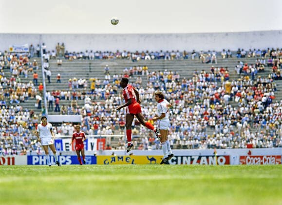 06.06.86 Ungarn - Kanada Mexiko, Irapuato, 06.06.1986, Fussball, FIFA WM 1986 in Mexiko, Ungarn - Kanada (2:0): v.l. Randy Samuel (Kanada), Marton Esterhazy (Ungarn). *** 06 06 86 Hungary Canada Mexico, Irapuato, 06 06 1986, Football, FIFA World Cup 1986 in Mexico, Hungary Canada 2 0 v l Randy Samuel Canada , Marton Esterhazy Hungary