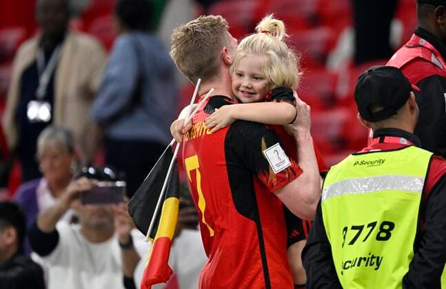DOHA, QATAR - NOVEMBER 23 : De Bruyne Kevin forward of Belgium and his daughter during the FIFA World Cup, WM, Weltmeisterschaft, Fussball Qatar 2022 Groupe F match between Belgium and Canada at the Ahmad Bin Ali Stadium on November 23, 2022 in Doha, Qatar, 23 11 2022 ( Belgium v Canada - FIFA World Cup Qatar 2022 PhotoNews Panoramic 