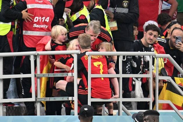 DOHA, QATAR - NOVEMBER 24 : De Bruyne Kevin forward of Belgium celebrates the victory with his children and his father after the FIFA World Cup, WM, Weltmeisterschaft, Fussball Qatar 2022 Groupe F match between Belgium and Canada at the Ahmad Bin Ali Stadium on November 24, 2022 in Doha, Qatar, 24 11 2022 ( Belgium v Canada - FIFA World Cup Qatar 2022 PhotoNews Panoramic 