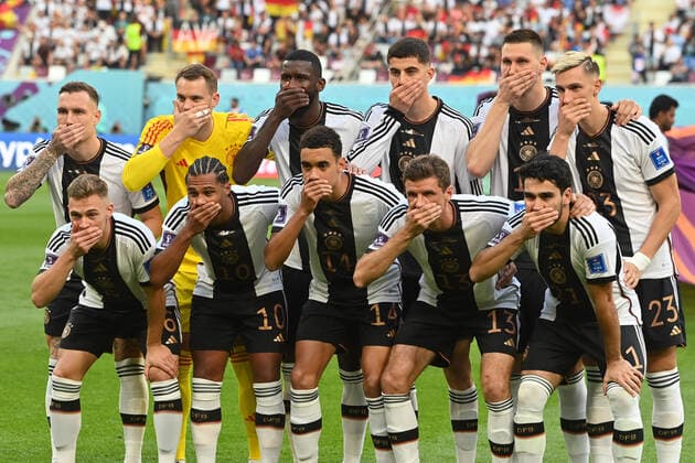 Teamfoto,Team,Mannschaft,Mannschaftsfoto mit Geste des Protestes-spieler halten sich den Mund zu: hi.v.li:David RAUM (GER), Torwart Manuel NEUER (GER), Antonio RUEDIGER (GER),Kai HAVERTZ (GER), Niklas SUELE (GER), Nico SCHLOTTERBECK (GER). Vorne v.li:Joshua KIMMICH (GER), Serge GNABRY (GER),Thomas MUELLER (GER), Ilkay GUENDOGAN (GER). Deutschland (GER) - Japan (JPN) 1-2 Gruppenphase Gruppe E am 23.11.2022, Khalifa International Stadium. Fussball Weltmeisterschaft 2022 in Katar vom 20.11. - 18.12.2022 *** Team photo,Team,Team photo with gesture of protest players keep their mouths shut hi v li David RAUM GER , Goalkeeper Manuel NEUER GER , Antonio RUEDIGER GER ,Kai HAVERTZ GER , Niklas SUELE GER , Nico SCHLOTTERBECK GER Front v li Joshua KIMMICH GER , Serge GNABRY GER ,Thomas MUELLER GER , Ilkay GUENDOGAN GER Germany GER Japan JPN 1 2 Group Stage Group E on 23 11 2022, Khalifa International Stadium Football World Cup 2022 in Qatar from 20 11 18 12 2022