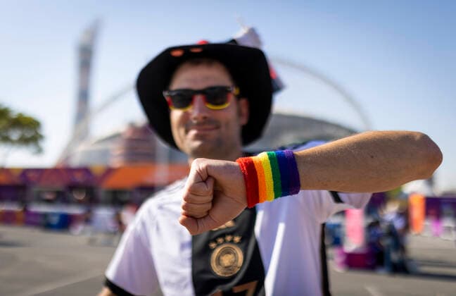Doha, Qatar. 23rd Nov, 2022. Deutscher Fan mit Schweißband in Regenbogenfarben Germany - Japan World Cup 2022 in Qatar 23.11.2022 Credit: Moritz Müller *** Doha, Qatar 23rd Nov, 2022 German fan with sweatband in rainbow colors Germany Japan World Cup 2022 in Qatar 23 11 2022 Credit Moritz Müller