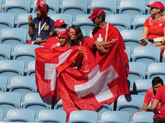 QAT, WM FIFA 2022, Group G, Schweiz vs Kamerun 24.11.2022, Khalifa International Stadium, Doha, QAT, WM FIFA 2022, Group G, Schweiz vs Kamerun, im Bild Schweizer Fans auf den Tribünen.. *** QAT, WM FIFA 2022, Group G, Switzerland vs Cameroon 24 11 2022, Khalifa International Stadium, Doha, QAT, WM FIFA 2022, Group G, Switzerland vs Cameroon, in picture Swiss fans on the stands nordphotoxGmbHx xBratic nph00250