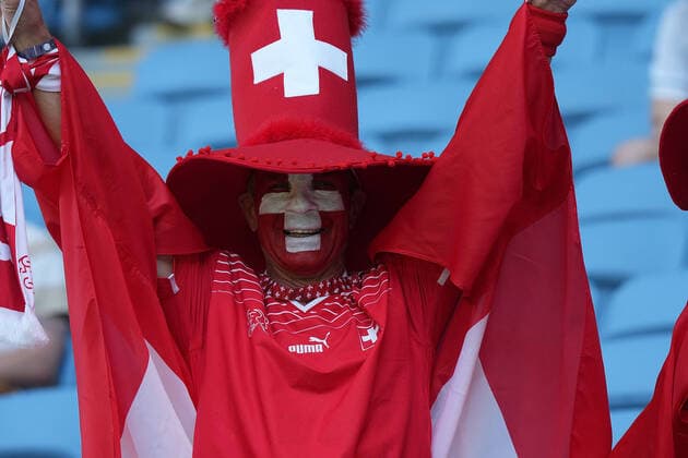 QAT, WM FIFA 2022, Group G, Schweiz vs Kamerun 24.11.2022, Khalifa International Stadium, Doha, QAT, WM FIFA 2022, Group G, Schweiz vs Kamerun, im Bild Schweizer Fans auf den Tribünen.. *** QAT, WM FIFA 2022, Group G, Switzerland vs Cameroon 24 11 2022, Khalifa International Stadium, Doha, QAT, WM FIFA 2022, Group G, Switzerland vs Cameroon, in picture Swiss fans on the stands nordphotoxGmbHx xBratic nph00250