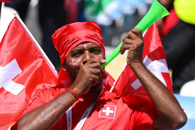 FUSSBALL WM 2022 VORRUNDE GRUPPE G Schweiz - Kamerun 24.11.2022 Schweizer Fans vor dem Spiel. *** FOOTBALL WORLD CUP 2022 PRE-ROUND GROUP G Switzerland Cameroon 24 11 2022 Swiss fans before the match