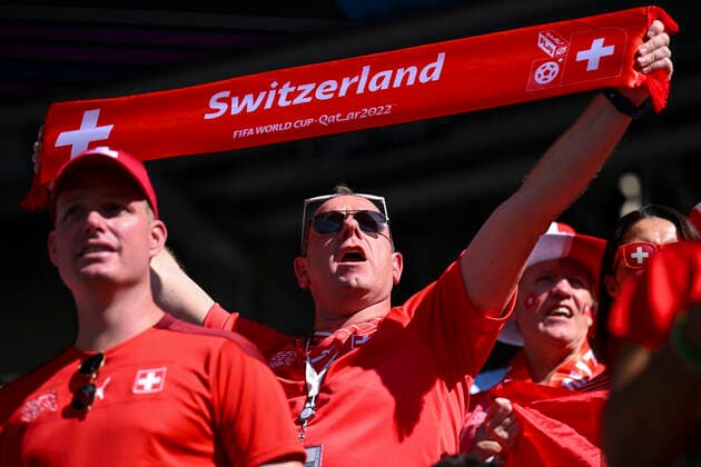 FUSSBALL WM 2022 VORRUNDE GRUPPE G Schweiz - Kamerun 24.11.2022 Schweizer Fans vor dem Spiel. *** FOOTBALL WORLD CUP 2022 PRE-ROUND GROUP G Switzerland Cameroon 24 11 2022 Swiss fans before the match