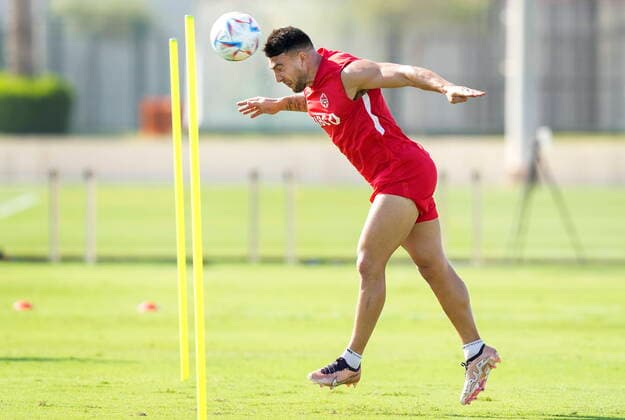November 24, 2022, DOHA, QATAR: Canada forward Lucas Cavallini heads the ball during practice at the World Cup in Doha, Qatar during on Thursday, November 24, 2022. Canada News - November 24, 2022  - ZUMAc35_ 20221124_zaf_c35_006 Copyright: xNathanxDenettex