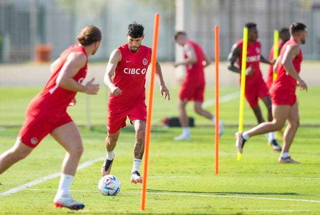 November 24, 2022, DOHA, QATAR: Canada midfielder Jonathan Osorio, second left, handles the ball in a drill during practice at the World Cup in Doha, Qatar during on Thursday, November 24, 2022. Canada News - November 24, 2022  - ZUMAc35_ 20221124_zaf_c35_012 Copyright: xNathanxDenettex