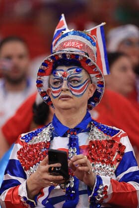 Football - FIFA World Cup, WM, Weltmeisterschaft, Fussball - Group E - Spain v Costa Rica 23rd November 2022 - FIFA World Cup - Group E - Spain v Costa Rica - A Costa Rica fan wearing a colourful costume - Photo: Simon Stacpoole Offside. Doha Qatar *** Fußball FIFA Fussball-Weltmeisterschaft Gruppe E Spanien gegen Costa Rica 23. November 2022 FIFA Fussball-Weltmeisterschaft Gruppe E Spanien gegen Costa Rica Ein Costa Rica-Fan in einem bunten Kostüm Foto Simon Stacpoole Abseits Doha Katar  Copyright: xSimonxStacpoolexOffside