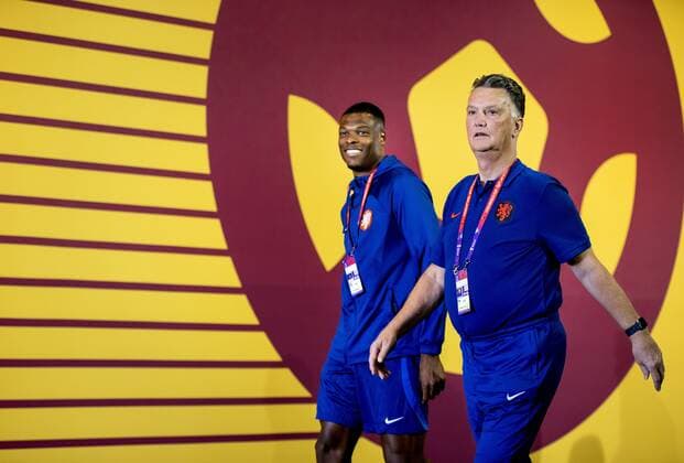 DOHA - Denzel Dumfries of Holland and Holland coach Louis van Gaal during a press briefing ahead of the Dutch national team, Nationalteam press conference, PK, Pressekonferenz at the Media Center on November 24, 2022 in Doha, Qatar. The Dutch national team is preparing for the World Cup match against Ecuador. ANP KOEN VAN WEEL FIFA World Cup, WM, Weltmeisterschaft, Fussball Qatar 2022 2022 xVIxANPxSportx xxANPxIVx *** DOHA Denzel Dumfries of Holland and Holland coach Louis van Gaal during a press briefing ahead of the Dutch national team press conference at the Media Center on November 24, 2022 in Doha, Qatar The Dutch national team is preparing for the World Cup match against Ecuador ANP KOEN VAN WEEL FIFA World Cup Qatar 2022 2022 xVIxANPxSportx xxANPxIVx 458278606 originalFilename: 458278606.jpg