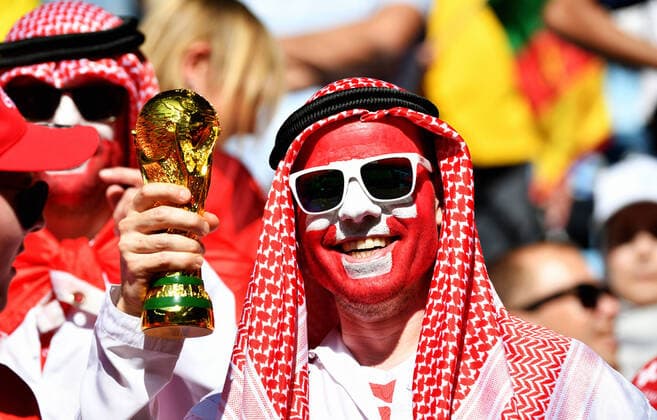Fussball, Weltmeisterschaft, 2022, Herren, Qatar, Gruppe G, 1. Spieltag, Al-Janoub Stadium: Schweiz - Kamerun 1:0; Fans Schweiz. Fan, Fans, Fankultur, Begeisterung. FIFA REGULATIONS PROHIBIT ANY USE OF PHOTOGRAPHS AS IMAGE SEQUENCES AND OR QUASI-VIDEO *** Football, World Cup, 2022, Men, Qatar, Group G, 1 Matchday, Al Janoub Stadium Switzerland Cameroon 1 0 Fans Switzerland Fan, Fans, Fan Culture, Enthusiasm FIFA REGULATES PROHIBIT ANY USE OF PHOTOGRAPHS AS IMAGE SEQUENCES AND OR QUASI VIDEO