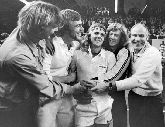 Stockholm 1975 12 21 Tennis players Birger Andersson, Ove Bengtson, Björn Borg, Rolf Norberg and captain Lennart Bergelin celebrate their Davis Cup victory against Czechoslovakia at the Royal Tennis Hall in Stockholm Stockholm Sweden x12014x  Copyright: xGunnarxLundmark SvD TTx DAVIS CUP 1975 FINAL SVE-TJE