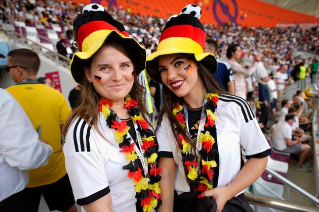 23.11.2022, Fussball Weltmeisterschaft 2022 in Katar, Vorrunde, 1.Spieltag, Deutschland - Japan, Khalifa International Stadium (Al-Rayyan), Weibliche Deutschland-Fans auf der Tribüne *** 23 11 2022, Football World Cup 2022 in Qatar, preliminary round, 1 matchday, Germany Japan, Khalifa International Stadium Al Rayyan , Female Germany fans in the stands 