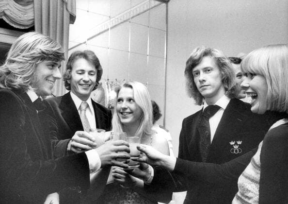 Stockholm 1975 12 21 Tennis players Björn Borg tv and Rolf Norberg th plus other, unidentified, people peel during a party after the Davis Cup victory over Czechoslovakia Stockholm Sweden x12014x  Copyright: xJohnxKjellström SvD TTx DAVIS CUP 1975 FINAL SVE-TJE