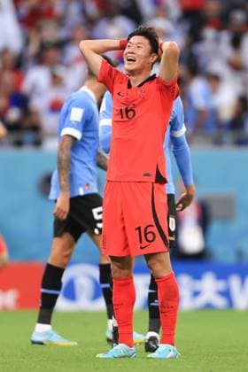 Fußball FIFA Fussball-Weltmeisterschaft Gruppe H Uruguay - Republik Korea 24. November 2022 FIFA Fussball-Weltmeisterschaft Gruppe H Uruguay - Republik Korea Hwang Ui Jo aus Südkorea reagiert nach einer vergebenen Chance Foto Simon Stacpoole Abseits Doha Katar  Copyright: xSimonxStacpoolexOffside