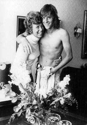 Stockholm 1973-01-01 Tennisspelaren Björn Borg tillsammans med sin mamma Margareta i familjens bostad i Södertälje Stockholm Sverige PER x12014x *** Stockholm 1973 01 01 Tennis player Björn Borg with his mother Margareta at the family home in Södertälje Stockholm Sweden PER x12014x  Copyright: xSvD TTx BJORN BORG MED MAMMA