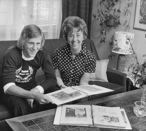 SÖDERTALJE 1973 05 08 Tennis player Björn Borg looks at scrapbooks with his mother Margareta at home in Södertälje Södertälje Sweden x50x  Copyright: xGöranxÄrnbäckx xXPx xTTx BJÖRN BORG MED MAMMA