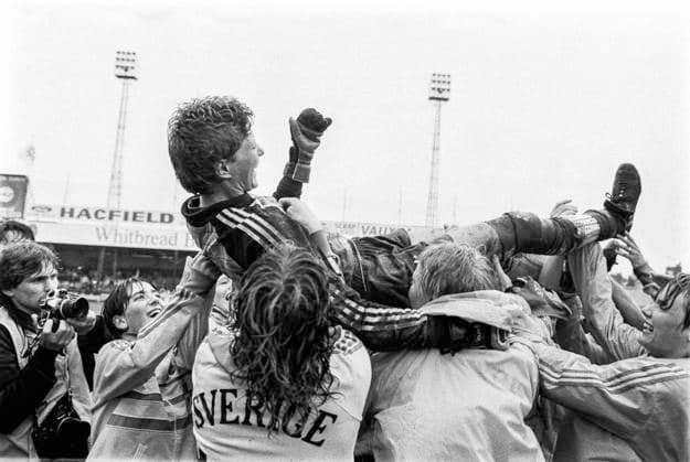 Swedish national team goalkeeper Elisabeth Leidinge is hoisted into the air by team mates after the victory against England in the final match of the 1984 European Competition for Women s Football UK FOOTBALL x22x  Copyright: xLarsxJansson EXP TTx EM FOTBOLL 1984