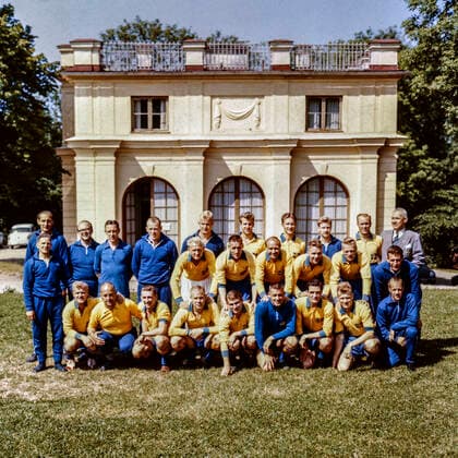 STOCKHOLM 1958 06 27 Team picture of the players of the Swedish national football team at the training facility in Lillsved, Värmdö in connection with the football World Cup in Sweden 27th June 1958 Standing Back row from left , Sten Otto Liljedahl, , Bror Mellberg, Tore Svensson, Owe Ohlsson, Henry Källgren, Arne Selmosson, Parwitz Öberg, Carl Elis Halldà n, captain Staende middle row fr v George Raynor, coach, Bengt Berndtsson, Nils Liedholm, Gunnar Gren, Agne Simonsson, Sven Axbom, Sitting fr v Lennart Nacka Skoglund, Mario Ferrario, masseur, Reino Börjesson, Sigvard Parling, Kurt Kamrin, Kalle Svensson, Bengt Julle Gustavsson, Orvar Bergmark, Gösta Löfgren Stockholm Sweden x192x Copyright: xDN EXP TTx FOTBOLL VM-LAGET 1958