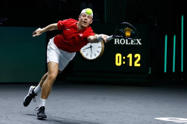November 24, 2022, MALAGA, MADRID, SPAIN: Denis Shapovalov of Canada in action against Jan-Lennard Struff of Germany during the first tennis match from Davis Cup Finals 2022, Quarter-Finals round, played between Germany and Canada at Palacio de Deportes Martin Carpena pavilion on november 24, 2022, in Malaga, Spain. MALAGA SPAIN - ZUMAa181 20221124_zaa_a181_103 Copyright: xOscarxJ.xBarrosox